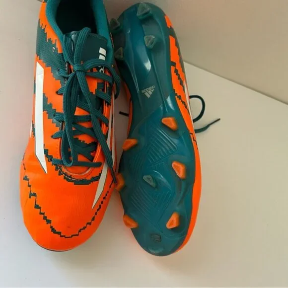 Adidas Messi Cleats - Picture 14 of 16